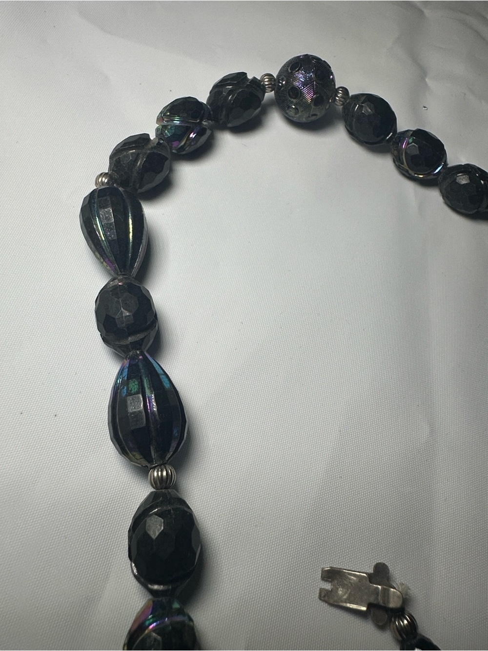 🖤✨ Vintage Black Iridescent Beaded Necklace ✨🖤 - Picture 3 of 7